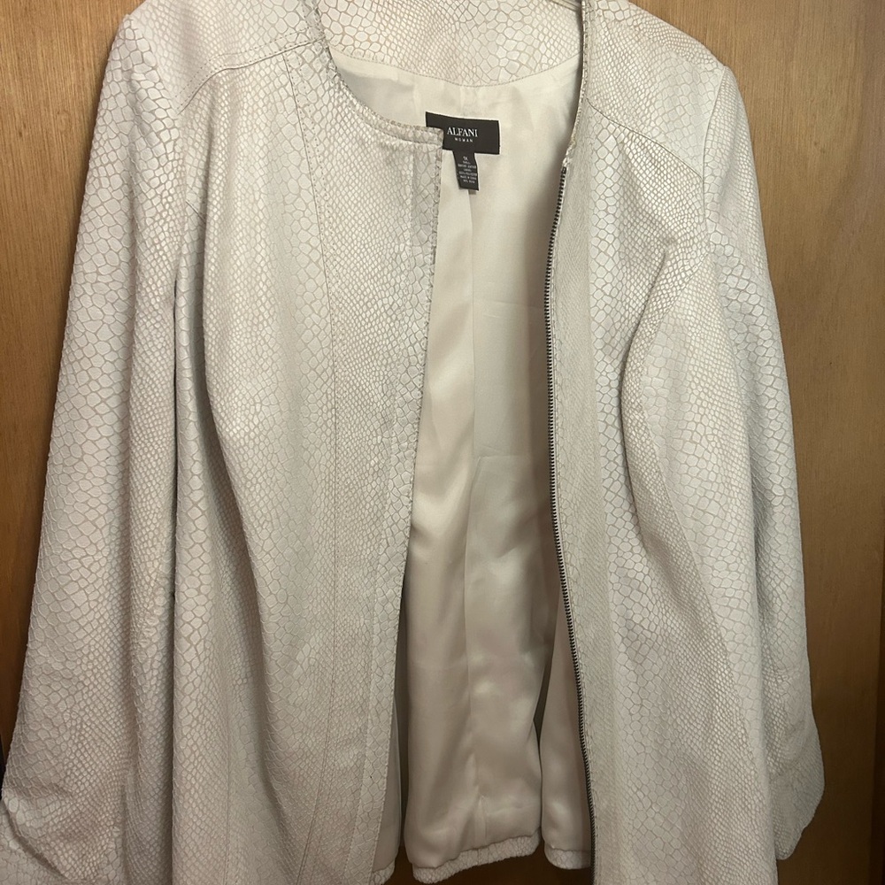 Alfani women white leather jacket.  Size 1X‎ - Picture 8 of 10